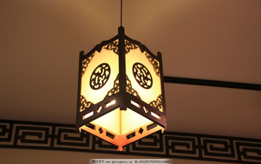 有关灯笼英语黑板报图片