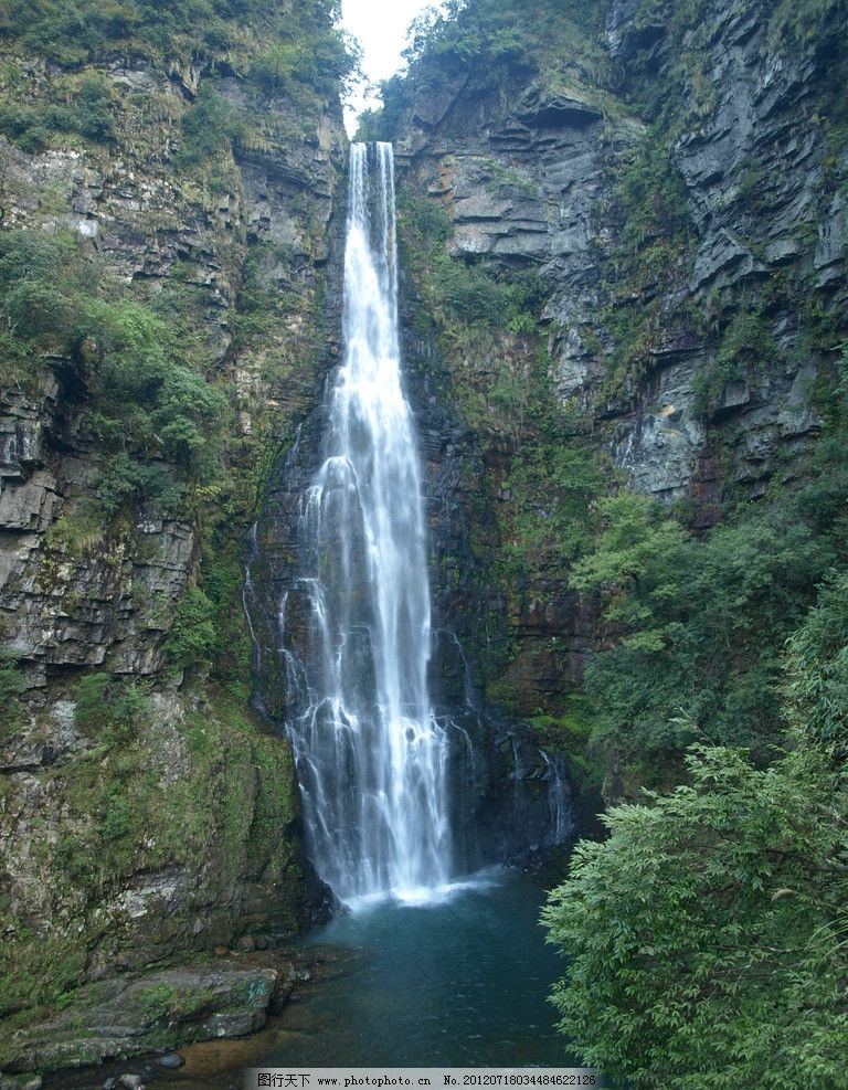 高山瀑布手绘
