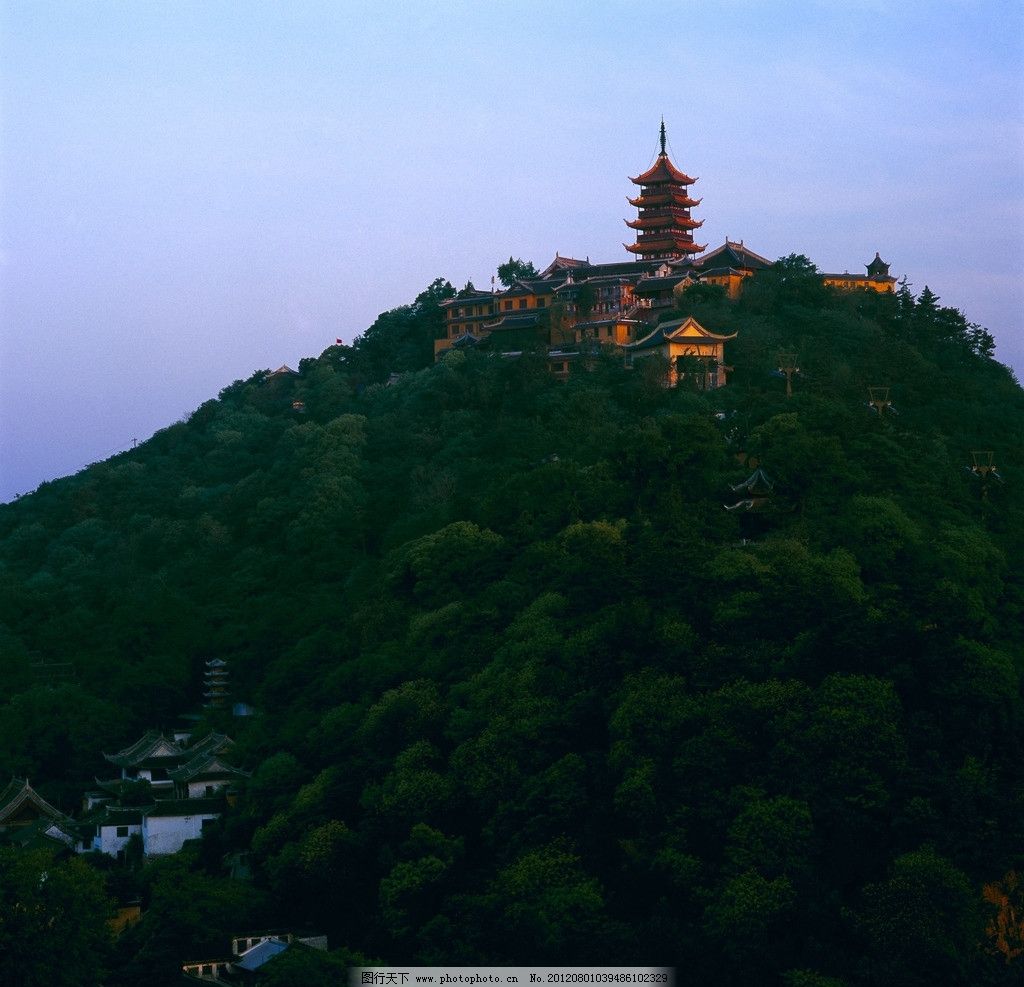 南通慈云寺住持妙果法师;南通狼山风景区管委会副主任龚培湘参加了