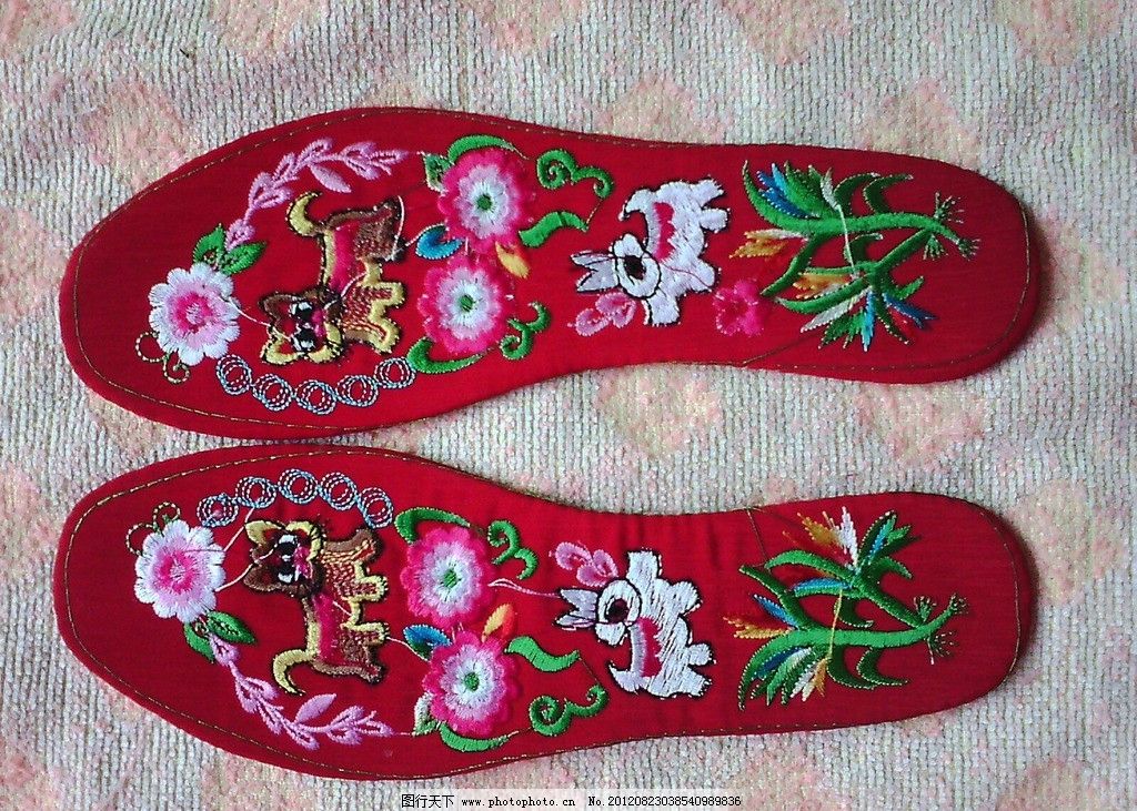 传统手工艺品 喜庆红 布艺 手工艺品 花鞋垫 色彩 小白兔 小老虎 传统