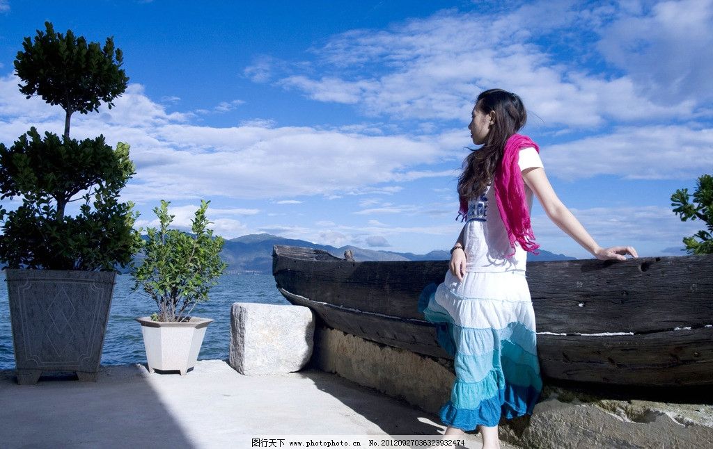 美女旅游 美女 旅游 蓝天 白云 海 女性 裙子 长发 木船 盆景 人物
