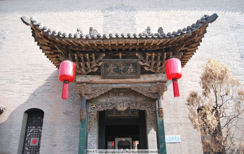 乔家大院,在中堂,门楼,红灯笼,树干,窗户,游客,标识,剪纸,建筑摄影,建筑园林,摄影,300DPI,JPG